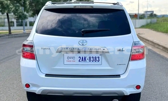 Acheter Occasion Voiture Toyota Highlander Blanc à Chbar Mon, Kampong Speu Province Acheter Occasion Voiture Toyota Highlander Blanc à Chbar Mon, Kampong Speu Province