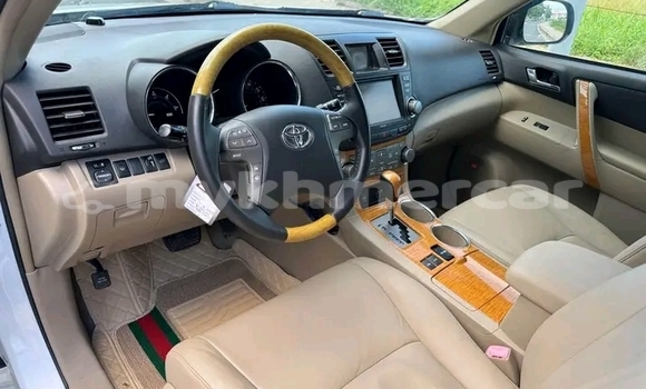 Acheter Occasion Voiture Toyota Highlander Blanc à Chbar Mon, Kampong Speu Province Acheter Occasion Voiture Toyota Highlander Blanc à Chbar Mon, Kampong Speu Province