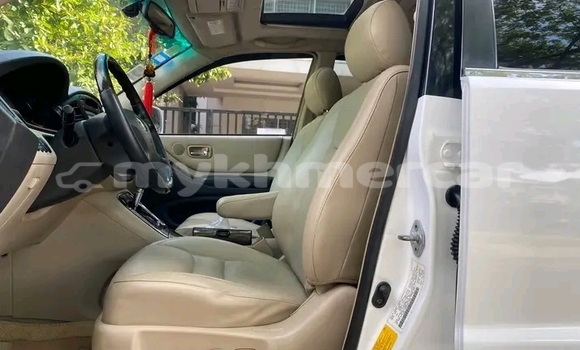 Buy Used Toyota Highlander White Car in Neak Leung in Prey Veng Province Buy Used Toyota Highlander White Car in Neak Leung in Prey Veng Province