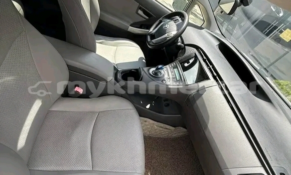 Buy Used Toyota Prius White Car in Chbar Mon in Kampong Speu Province Buy Used Toyota Prius White Car in Chbar Mon in Kampong Speu Province