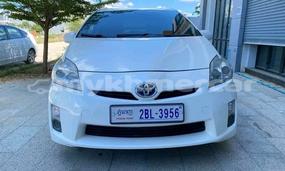 Buy Used Toyota Prius c White Car in Chbar Mon in Kampong Speu Province