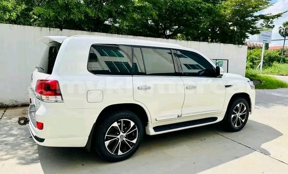 Buy Used Toyota Land Cruiser White Car in Cheom Ksan in Preah Vihear Province Buy Used Toyota Land Cruiser White Car in Cheom Ksan in Preah Vihear Province