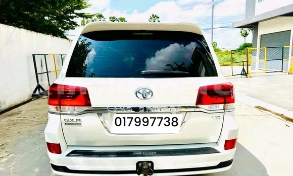Buy Used Toyota Land Cruiser White Car in Cheom Ksan in Preah Vihear Province Buy Used Toyota Land Cruiser White Car in Cheom Ksan in Preah Vihear Province