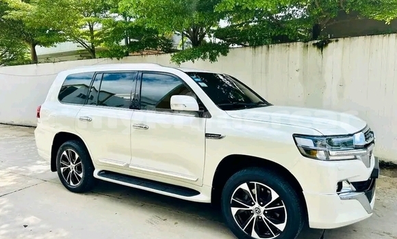 Buy Used Toyota Land Cruiser White Car in Cheom Ksan in Preah Vihear Province Buy Used Toyota Land Cruiser White Car in Cheom Ksan in Preah Vihear Province