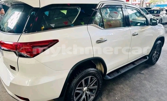 Acheter Occasion Voiture Toyota Fortuner Blanc à Chbar Mon, Kampong Speu Province Acheter Occasion Voiture Toyota Fortuner Blanc à Chbar Mon, Kampong Speu Province