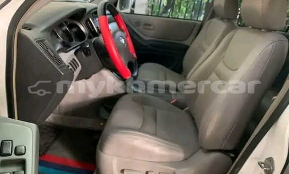 Acheter Occasion Voiture Toyota Highlander Blanc à Chbar Mon, Kampong Speu Province Acheter Occasion Voiture Toyota Highlander Blanc à Chbar Mon, Kampong Speu Province