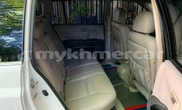 Acheter Occasion Voiture Toyota Highlander Blanc à Chbar Mon, Kampong Speu Province Acheter Occasion Voiture Toyota Highlander Blanc à Chbar Mon, Kampong Speu Province