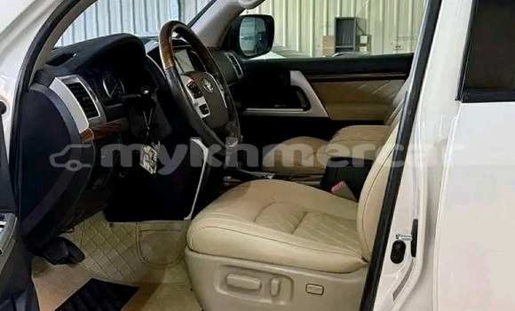 Buy Used Toyota Land Cruiser White Car in Chbar Mon in Kampong Speu Province Buy Used Toyota Land Cruiser White Car in Chbar Mon in Kampong Speu Province
