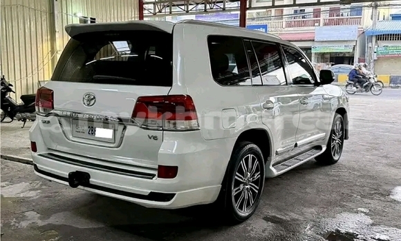 Buy Used Toyota Land Cruiser White Car in Chbar Mon in Kampong Speu Province Buy Used Toyota Land Cruiser White Car in Chbar Mon in Kampong Speu Province