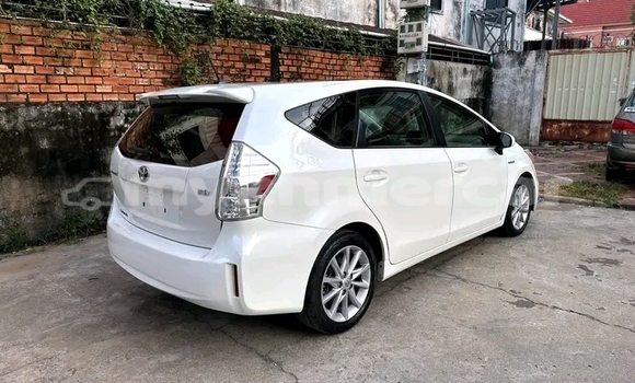 Buy Used Toyota Prius White Car in Chbar Mon in Kampong Speu Province Buy Used Toyota Prius White Car in Chbar Mon in Kampong Speu Province