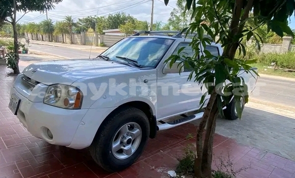 Buy Used Nissan Frontier White Car in Kampot in Kampot Province Buy Used Nissan Frontier White Car in Kampot in Kampot Province