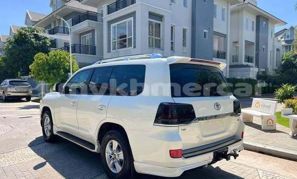 Buy Used Toyota Land Cruiser White Car in Phnom Penh in Phnom Penh Buy Used Toyota Land Cruiser White Car in Phnom Penh in Phnom Penh