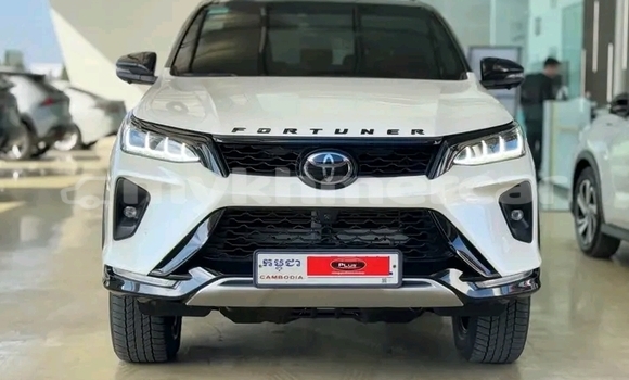 Buy Used Toyota Fortuner White Car in Chbar Mon in Kampong Speu Province Buy Used Toyota Fortuner White Car in Chbar Mon in Kampong Speu Province