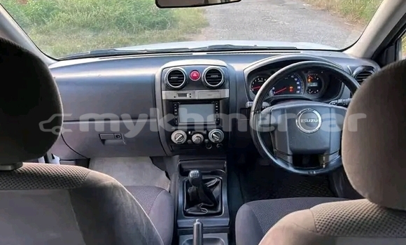 Buy Used Isuzu D-max Spark 4x4 White Car in Chbar Mon in Kampong Speu Province Buy Used Isuzu D-max Spark 4x4 White Car in Chbar Mon in Kampong Speu Province