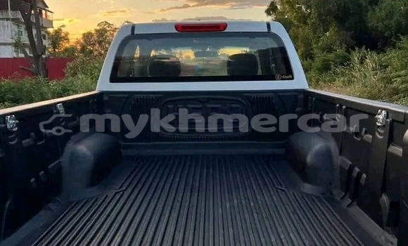 Buy Used Isuzu D-max Spark 4x4 White Car in Chbar Mon in Kampong Speu Province Buy Used Isuzu D-max Spark 4x4 White Car in Chbar Mon in Kampong Speu Province