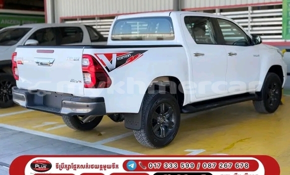 Buy Used Toyota Hiluxe Revo White Car in Kampong Chhnang in Kampong Chhnang Province Buy Used Toyota Hiluxe Revo White Car in Kampong Chhnang in Kampong Chhnang Province