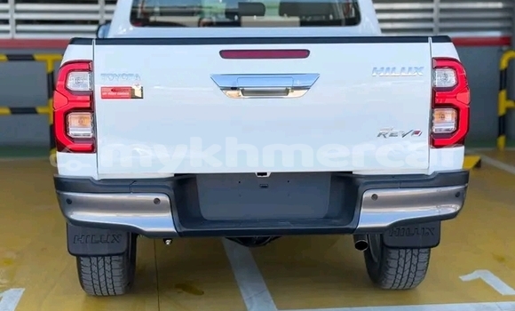 Buy Used Toyota Hiluxe Revo White Car in Kampong Chhnang in Kampong Chhnang Province Buy Used Toyota Hiluxe Revo White Car in Kampong Chhnang in Kampong Chhnang Province