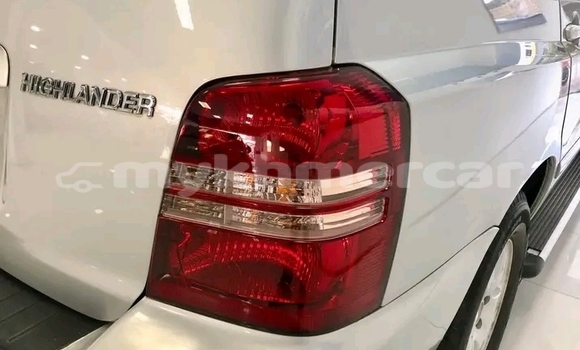 Buy Used Toyota Highlander White Car in Khŭm Sráng in Kampong Speu Province Buy Used Toyota Highlander White Car in Khŭm Sráng in Kampong Speu Province