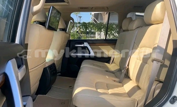 Buy Used Toyota Land Cruiser White Car in Chbar Mon in Kampong Speu Province Buy Used Toyota Land Cruiser White Car in Chbar Mon in Kampong Speu Province