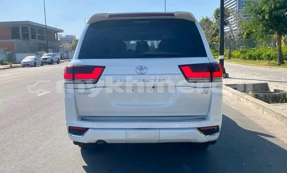 Buy Used Toyota Land Cruiser White Car in Chbar Mon in Kampong Speu Province Buy Used Toyota Land Cruiser White Car in Chbar Mon in Kampong Speu Province