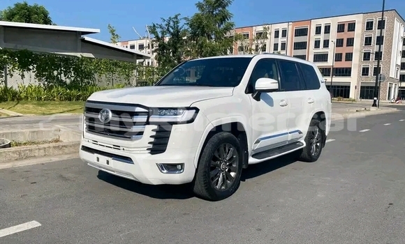 Buy Used Toyota Land Cruiser White Car in Chbar Mon in Kampong Speu Province Buy Used Toyota Land Cruiser White Car in Chbar Mon in Kampong Speu Province