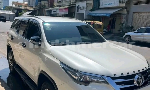 Buy Used Toyota Fortuner White Car in Chbar Mon in Kampong Speu Province Buy Used Toyota Fortuner White Car in Chbar Mon in Kampong Speu Province