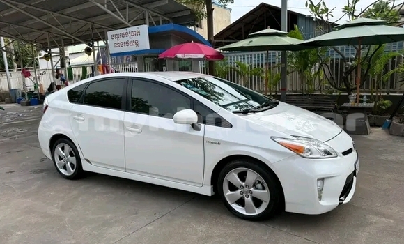 Buy Used Toyota Prius White Car in Chbar Mon in Kampong Speu Province Buy Used Toyota Prius White Car in Chbar Mon in Kampong Speu Province