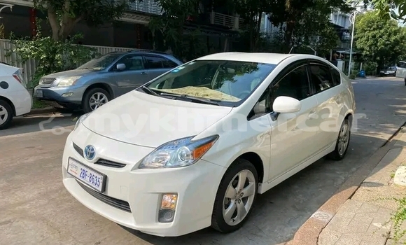 Buy Used Toyota Prius White Car in Chbar Mon in Kampong Speu Province Buy Used Toyota Prius White Car in Chbar Mon in Kampong Speu Province