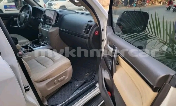 Buy Used Toyota Land Cruiser White Car in Phnom Penh in Phnom Penh Buy Used Toyota Land Cruiser White Car in Phnom Penh in Phnom Penh