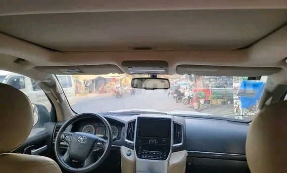 Buy Used Toyota Land Cruiser White Car in Phnom Penh in Phnom Penh Buy Used Toyota Land Cruiser White Car in Phnom Penh in Phnom Penh