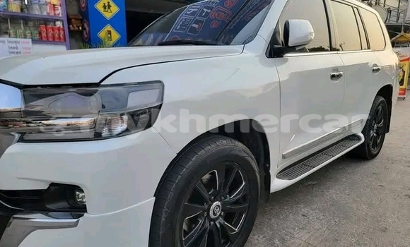 Buy Used Toyota Land Cruiser White Car in Phnom Penh in Phnom Penh Buy Used Toyota Land Cruiser White Car in Phnom Penh in Phnom Penh