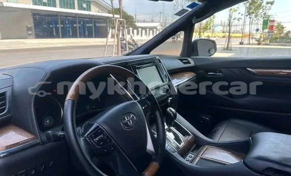 Buy Used Toyota Alphard White Car in Koulen in Preah Vihear Province Buy Used Toyota Alphard White Car in Koulen in Preah Vihear Province