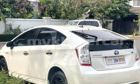Buy Used Toyota Prius White Car in Neak Leung in Prey Veng Province Buy Used Toyota Prius White Car in Neak Leung in Prey Veng Province
