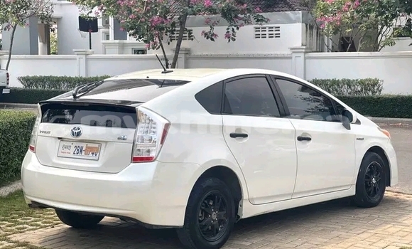 Buy Used Toyota Prius White Car in Neak Leung in Prey Veng Province Buy Used Toyota Prius White Car in Neak Leung in Prey Veng Province