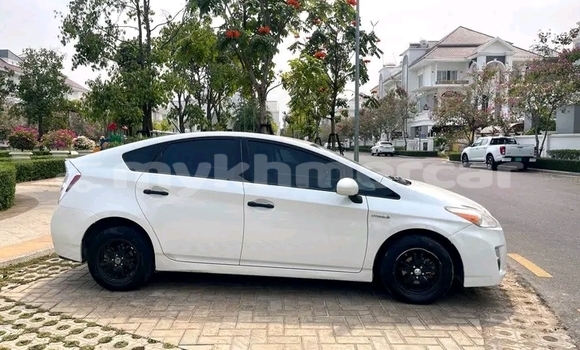 Buy Used Toyota Prius White Car in Neak Leung in Prey Veng Province Buy Used Toyota Prius White Car in Neak Leung in Prey Veng Province