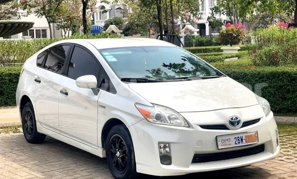 Buy Used Toyota Prius White Car in Neak Leung in Prey Veng Province Buy Used Toyota Prius White Car in Neak Leung in Prey Veng Province