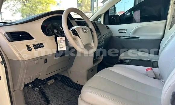 Buy Used Toyota Sienna White Car in Mongkol Borey in Banteay Meanchey Province