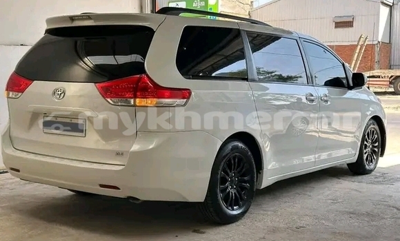 Buy Used Toyota Sienna White Car in Mongkol Borey in Banteay Meanchey Province Buy Used Toyota Sienna White Car in Mongkol Borey in Banteay Meanchey Province