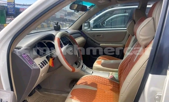Buy Used Toyota Highlander White Car in Moung Ruessei in Battambang Province Buy Used Toyota Highlander White Car in Moung Ruessei in Battambang Province
