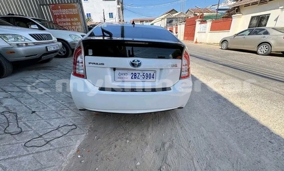 Buy Used Toyota Prius White Car in Chbar Mon in Kampong Speu Province Buy Used Toyota Prius White Car in Chbar Mon in Kampong Speu Province