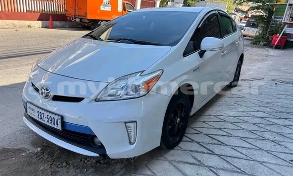 Buy Used Toyota Prius White Car in Chbar Mon in Kampong Speu Province Buy Used Toyota Prius White Car in Chbar Mon in Kampong Speu Province