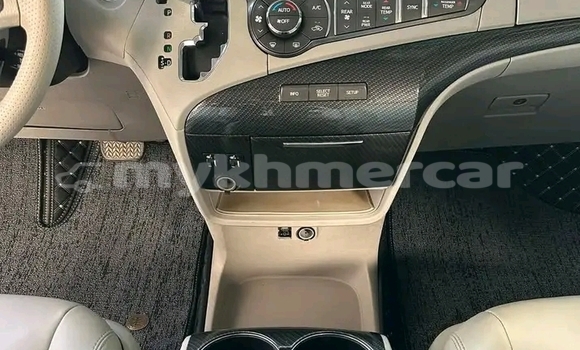 Buy Used Toyota Sienna White Car in Chbar Mon in Kampong Speu Province
