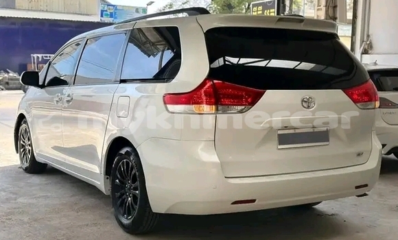 Buy Used Toyota Sienna White Car in Chbar Mon in Kampong Speu Province Buy Used Toyota Sienna White Car in Chbar Mon in Kampong Speu Province