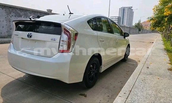 Buy Used Toyota Prius White Car in Chbar Mon in Kampong Speu Province Buy Used Toyota Prius White Car in Chbar Mon in Kampong Speu Province