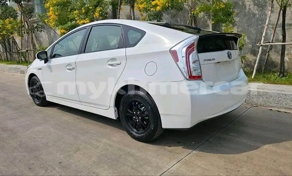 Buy Used Toyota Prius White Car in Chbar Mon in Kampong Speu Province Buy Used Toyota Prius White Car in Chbar Mon in Kampong Speu Province