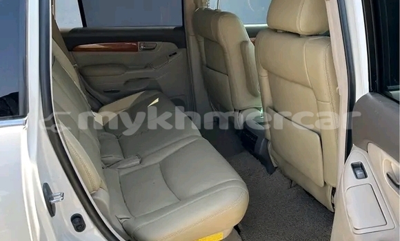 Buy Used Toyota Highlander White Car in Kratié in Kratié Province Buy Used Toyota Highlander White Car in Kratié in Kratié Province
