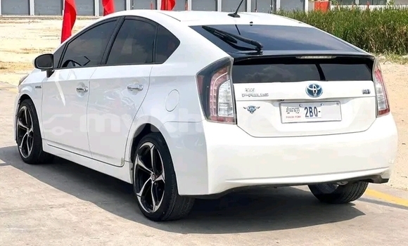 Buy Used Toyota Prius White Car in Chbar Mon in Kampong Speu Province Buy Used Toyota Prius White Car in Chbar Mon in Kampong Speu Province