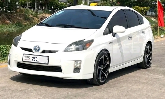 Buy Used Toyota Prius White Car in Chbar Mon in Kampong Speu Province Buy Used Toyota Prius White Car in Chbar Mon in Kampong Speu Province