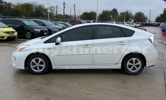 Buy Used Toyota Prius White Car in Chbar Mon in Kampong Speu Province Buy Used Toyota Prius White Car in Chbar Mon in Kampong Speu Province