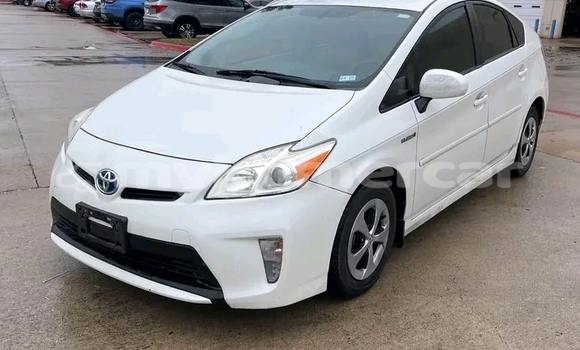 Buy Used Toyota Prius White Car in Chbar Mon in Kampong Speu Province Buy Used Toyota Prius White Car in Chbar Mon in Kampong Speu Province
